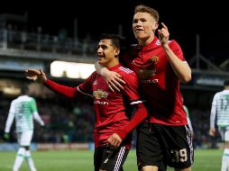 Sánchez (I) y Tominay (D) celebran el segundo gol del United, anotado por Herrera. AP/N. Potts