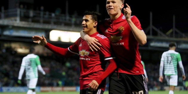 Alexis S&aacute;nchez brilla con dos asistencias en su debut con ManU