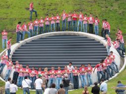 Chivas se toma la foto oficial en un respiradero del estadio. S. NUÑEZ  /
