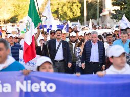 El mandatario de Chihuahua cargó durante toda la caminata una bandera de México y estuvo acompañado por el alcalde de Torreón, Jorge Zermeño. NTX / ESPECIAL