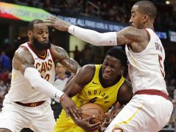 James (izquierda) tuvo una noche de 26 puntos, 11 asistencias y 10 rebotes frente a los Pacers. AP/T. Dejak