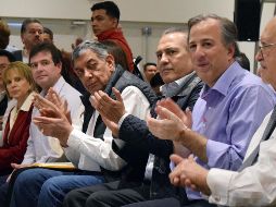 El abanderado del PRI, José Antonio Meade (de azul), ayer en Sonora. NOTIMEX