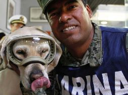 En el museo también se resguardarán las botas de Israel Arauz Salinas, manejador que ha acompañado a la perrita en más de tres años. NOTIMEX/A. Rodríguez