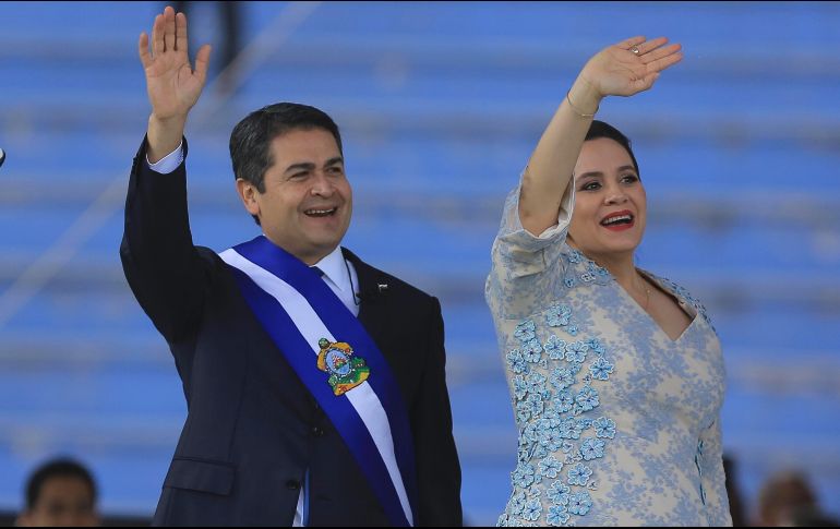 Juan Orlando Hernández y su esposa, Ana García durante la toma de posesión del cargo como presidente. EFE/G. Amador
