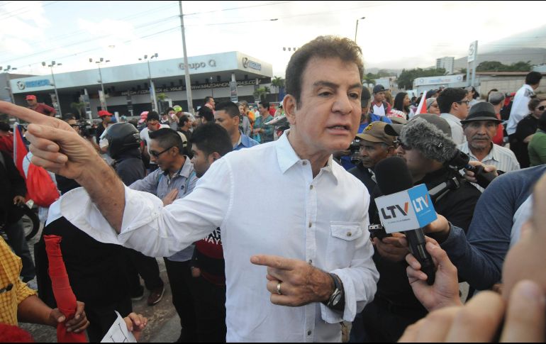 El candidato opositor, Salvador Nasralla participa en una marcha contra el actual mandatario. EFE/H. Espinoza