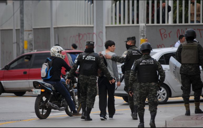 Policías y militares establecieron varios anillos de seguridad alrededor del Estadio Nacional debido a las manifestaciones. EFE/H. Espinoza