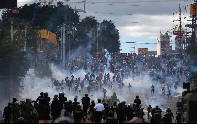 Soldados y policías lanzan gases lacrimógenos contra los manifestantes. AP/E.Verdugo