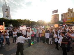 Catedráticos y estudiantes marcharon esta tarde hacia el centro de la capital para exigir justicia y castigo a los responsables del homicidio. NTX / R. de Jesús