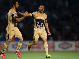 Arribas (I) celebra con Díaz (D) el gol de los universitarios. MEXSPORT/ARCHIVO