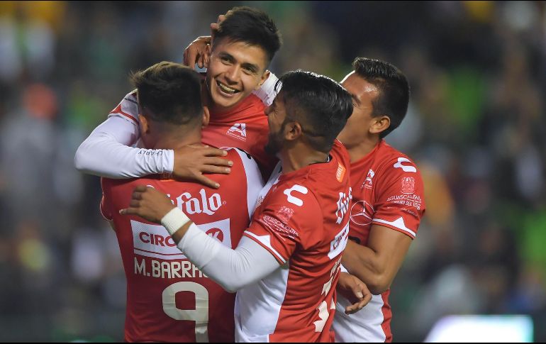 Jugadores del Necaxa celebran su triunfo ante León. MEXSPORT/I. Ortiz