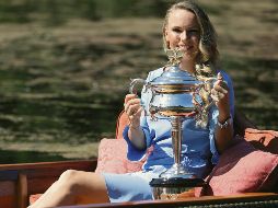 Caroline Wozniacki se quitó la etiqueta de fracaso en torneos grandes, al conquistar por primera vez un major al imponerse a Simona Halep en la Final de Australia. AP/D. Alangkara