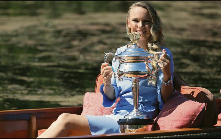Caroline Wozniacki se quitó la etiqueta de fracaso en torneos grandes, al conquistar por primera vez un major al imponerse a Simona Halep en la Final de Australia. AP/D. Alangkara