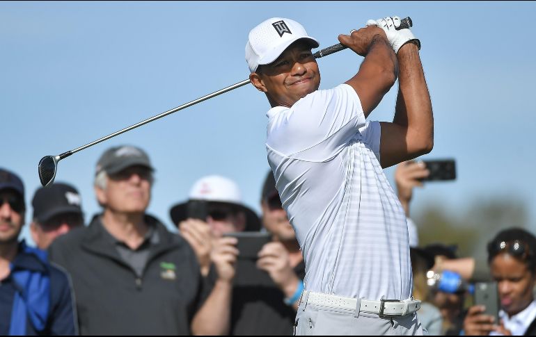 Insatisfecho. Tiger Woods se sintió incómodo por lapsos en la tercera ronda del Farmers Insurance Open. AFP/D. Miralle