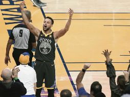 Estrella. En los últimos cuatro minutos de juego, Curry anotó más que todos los Celtics. EFE/J. Mabanglo