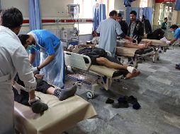 Autoridades destacan la solidaridad de la población de Kabul, pues un gran número de ciudadanos acudió a donar sangre para los afectados. EFE/R. Gul