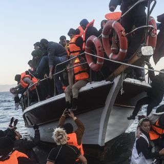 Guardacostas libios rescatan a 86 inmigrantes