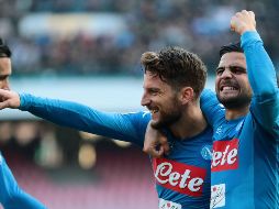 Lorenzo Insigne (D) celebra con Dries Mertens (I), que contribuye con un doblete a la victoria. AFP/C. Hermann