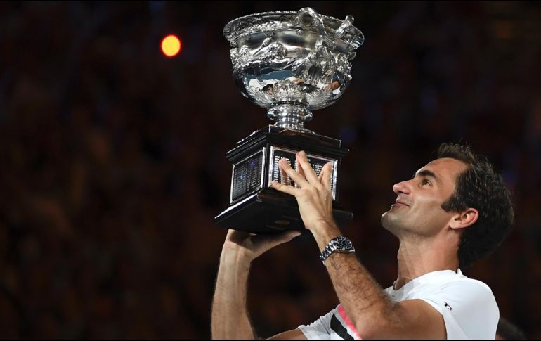 Federer alcanzó hoy domingo los 20 títulos de Grand Slam al ganar el abierto de Australia. AP/A. Brownbill