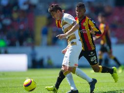 Edson Rivera (I), autor del primer gol de Dorados, conduce un balón ante la cobertura de Jorlián Sánchez (D), de los Leones Negros. MEXSPORT/C. de Marchena