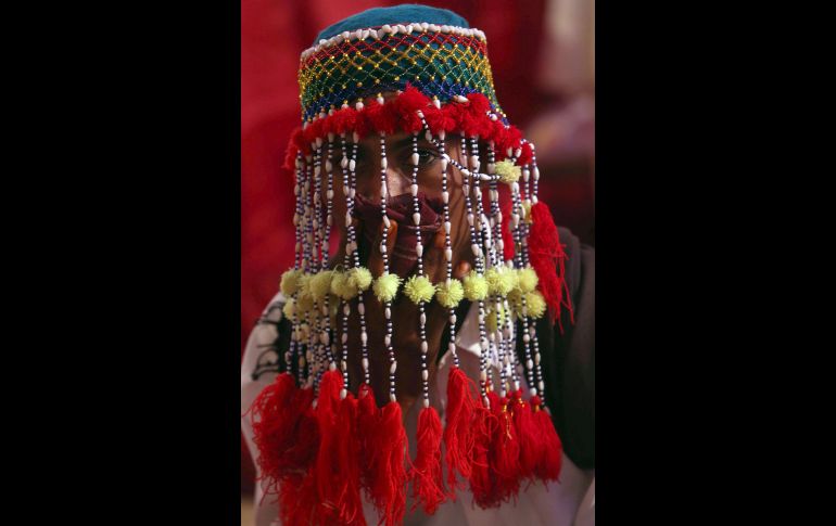 Un novio hindú en atuendo tradicional asiste a una boda masiva en Karachi, Pakistán, organizada por autoridades para apoyar a parejas que no pueden costear sus bodas. AP/F. Khan