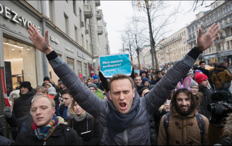 El líder opositor ruso Alexei Navalny (c) acude a una manifestación en Moscú para pedir un boicot de las elecciones presidenciales. Navalny fue detenido más tarde. AP/E. Feldman