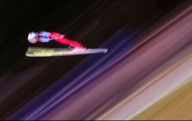 Silje Opseth, de Noruega, compite en una prueba de la copa mundial de salto de esquí en Ljubno, Eslovenia.  AFP/J. Makovec