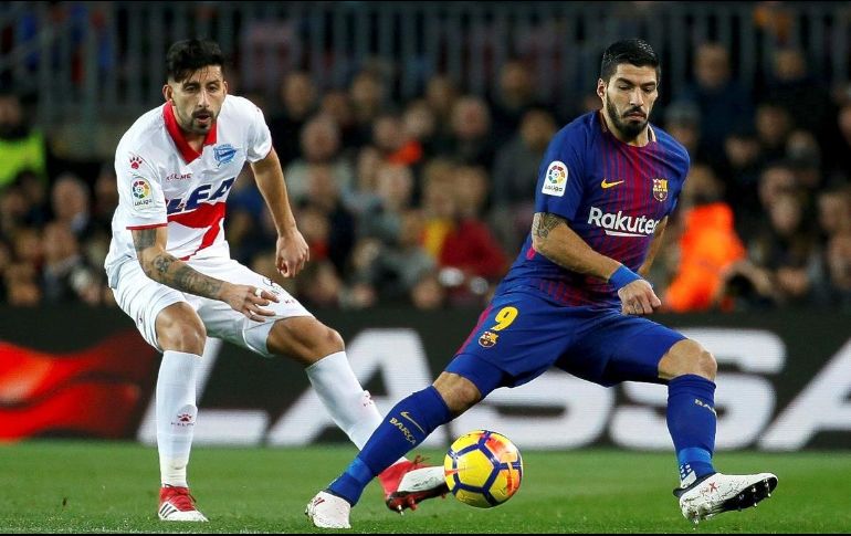 Luis Suárez (D) anota el primer gol de los catalanes. EFE/E. Fontcuberta