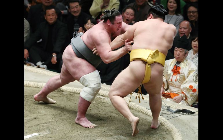 Tochinoshin (i), de Georgia, empuja a Endo (d), de Japón, durante la última jornada el torneo de sumo de Año Nuevo en Tokio, el 28 de enero. Tochinoshin granó el torneo con un récord de 14-1.