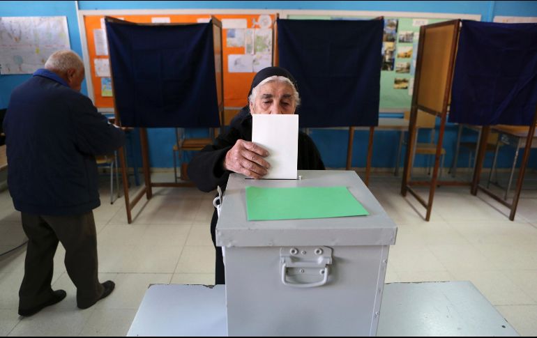 Una mujer emite su voto para las elecciones presidenciales en Nicosia, Chipre. AP/P. Karadjias