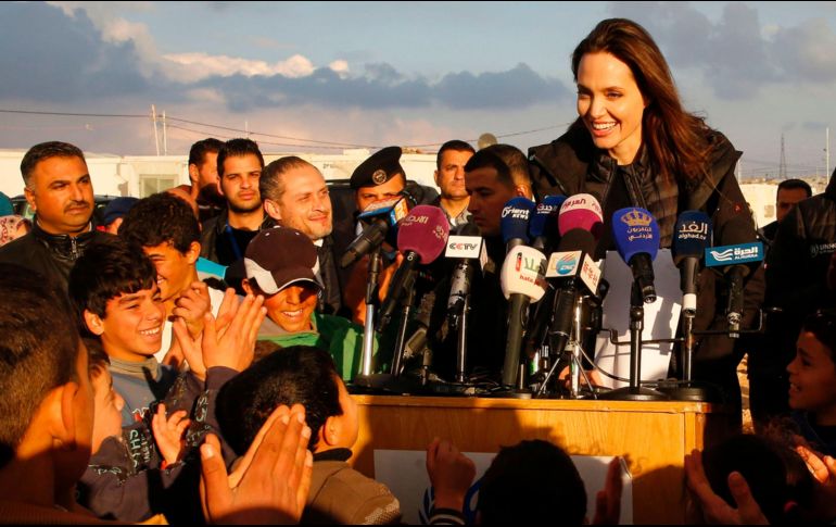 Angelina Jolie, actriz y embajadora de buena voluntad de Naciones Unidas Angelina, visita un campamento para refugiados sirios en Jordania. AFP/K. Mazraawi