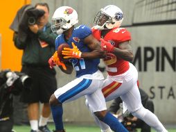 Walker (D) forcejea por un balón con Peterson (D). AP/S. Nesius