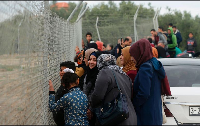 Si bien activistas preveían que se les permitiera pasar y acomodarse en una sección separada de los hombres, les cerraron las puertas. AFP/M. Hams