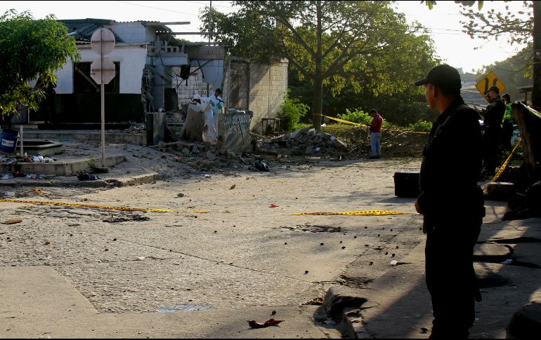 Investigadores de la policía revisan el lugar donde explotó un artefacto en Barranquilla, Colombia). Al menos cinco personas resultaron heridas en un nuevo atentado perpetrado hoy contra la Policía en el país. EFE/H. Penso