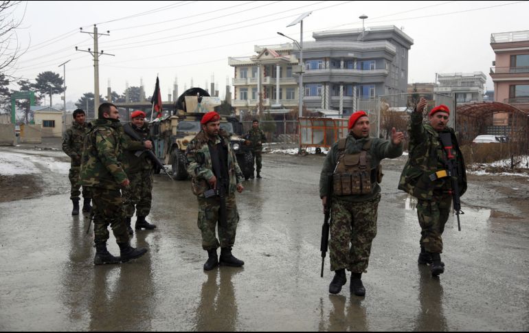 Soldados afganos resguardan los alrededores de la Academia Militar Marshal Fahim, donde ocurrió el hecho. AP/R. Gul