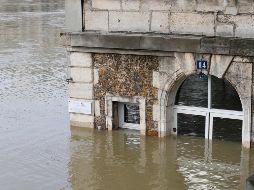 En total, mil 500 personas han sido evacuadas en la región parisiense y otros tantos hogares han sufrido cortes eléctricos. AFP/G. Van Der Hasselt