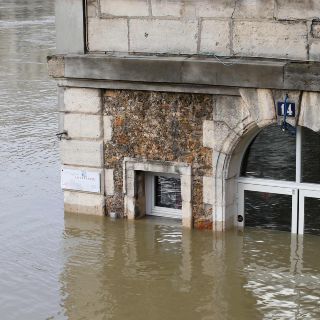 El Sena alcanza en París su máximo nivel de crecimiento