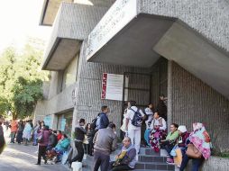 En octubre pasado los profesionales obligados a contar con cédula estatal hicieron filas desde la madrugada y obtenían su constancia de trámite hasta 14 horas después. EL INFORMADOR/E. Barrera