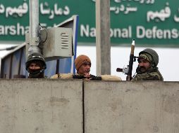 Soldados resguardan los alrededores del sitio donde ocurrió el atentado. AP/R. Gul