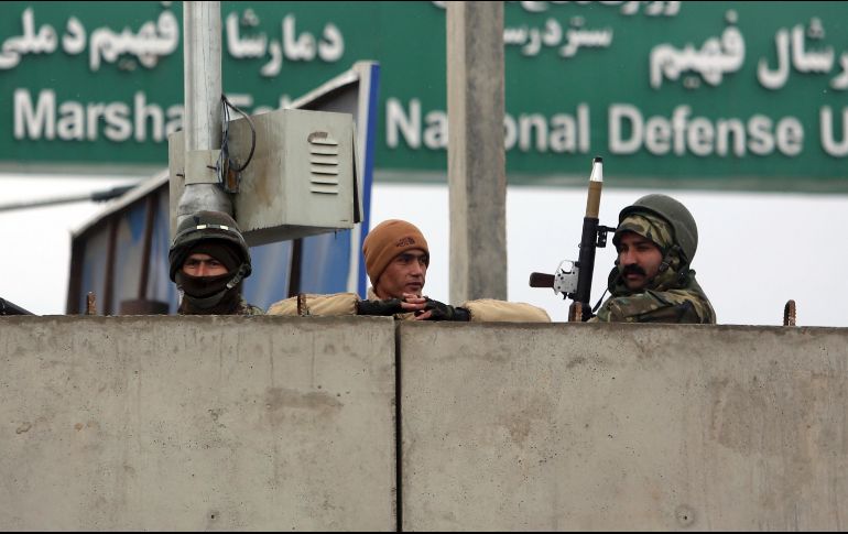 Soldados resguardan los alrededores del sitio donde ocurrió el atentado. AP/R. Gul