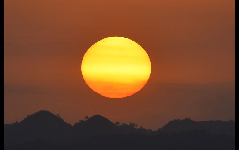 Una puesta de Sol en ciudad Legazpi, Filipinas. AFP/T. Aljibe