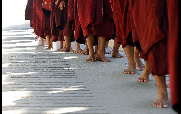 Monjes budistas participan en la conferencia anual de la orden Shwekyin Nikaya en el Monasterio Dhammaduta Zetawon Tawya en Hmawbi, a las afueras de la ciudad birmana de Rangún. EFE/ N. Naing