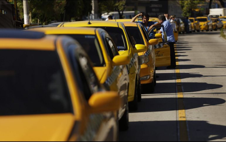 Taxistas protestan en las calles de San Salvador, El Salvador, para exigir que el Congreso deseche una propuesta de reforma para regular las operaciones del sistema privado de transporte Uber y otros similares. EFE/R. Sura