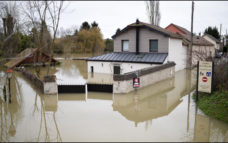 Calles y una casa inundadas tras la crecida del río Sena en Villennes-sur-Seine, ciudad francesa al oeste de París. AFP/S. De Sakutin