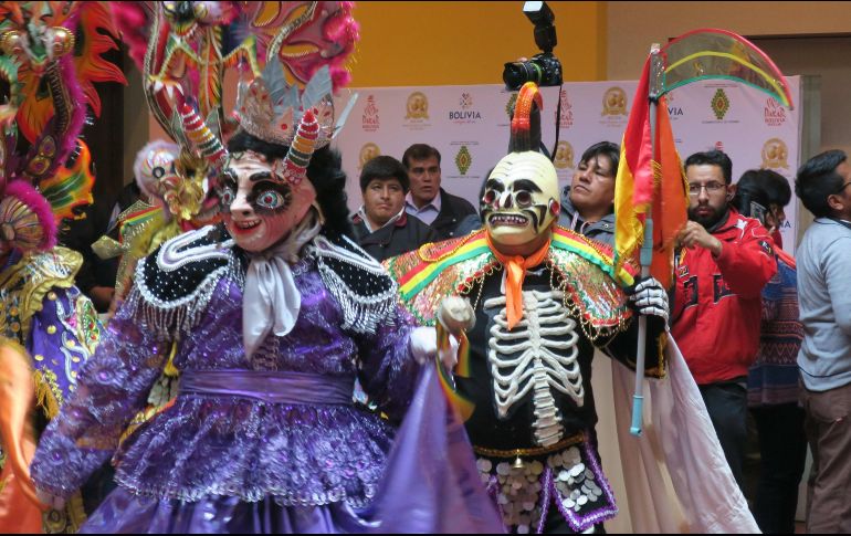 Bailarines presentan la danza de la diablada, típica del Carnaval de la ciudad boliviana de Oruro, en la sede del Ministerio de Culturas y Turismo, en La Paz. EFE/L. Reglero