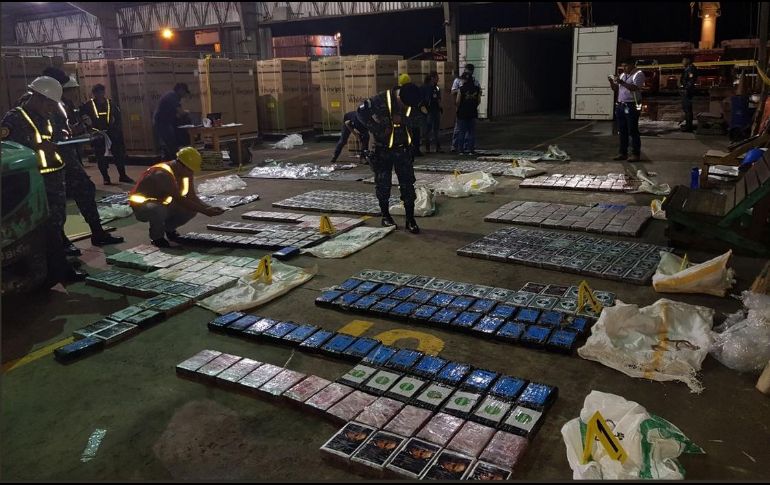 La droga, que venía envuelta en paquetes con diferentes marcas, estaba oculta dentro de 11 costales. TWITTER/@PNCdeGuatemala