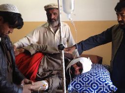 Autoridades trasladaron a un herido a un hospital ubicado en la ciudad de Peshawar. AFP