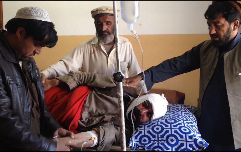 Autoridades trasladaron a un herido a un hospital ubicado en la ciudad de Peshawar. AFP