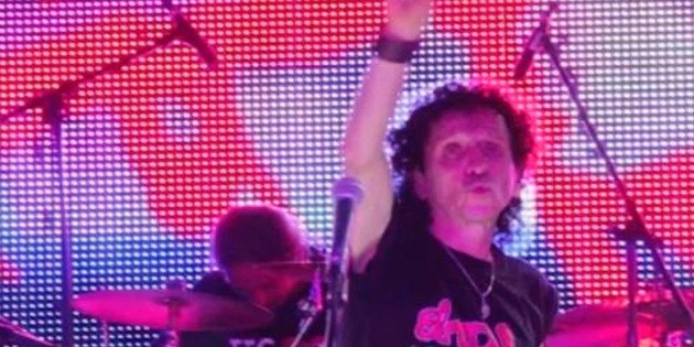 Alex Lora saca de su concierto a "sombrerudos"