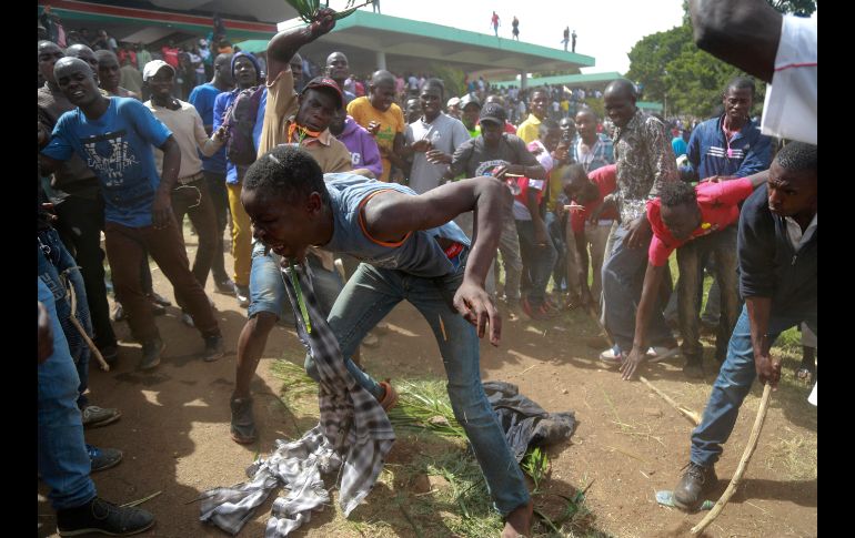Simpatizantes del partido Súper Alianza Nacional golpean a un sospechoso de robar un teléfono en Nairobi, Kenia, durante una reunión de simulacro de toma de protesta del líder opositor Raila Odinga, como 