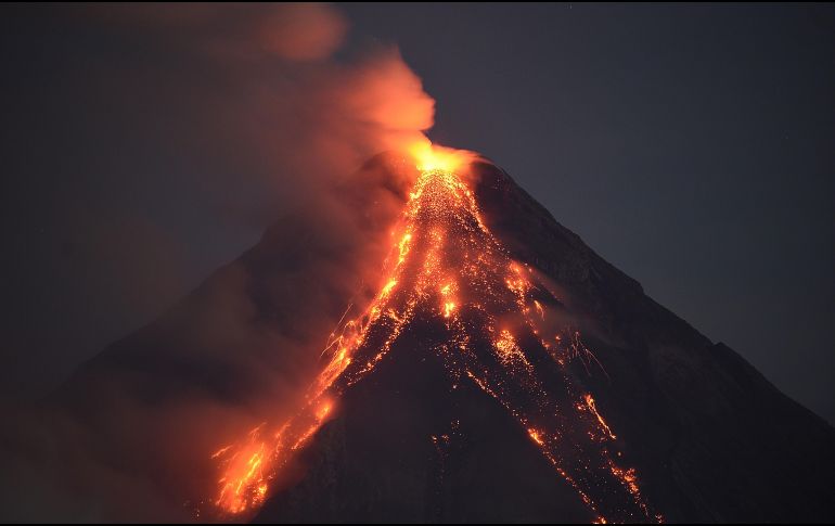 El volcán Mayon arroja lava, en una toma desde Ciudad Legazpi, Filipinas. El Mayon ha estado haciendo erupción por más de dos semanas. AFP/T. Aljibe